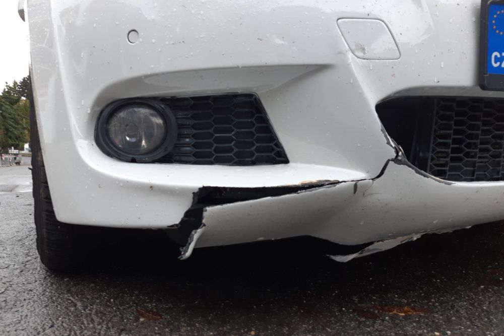 Photo gallery, BMW bumper crack repair