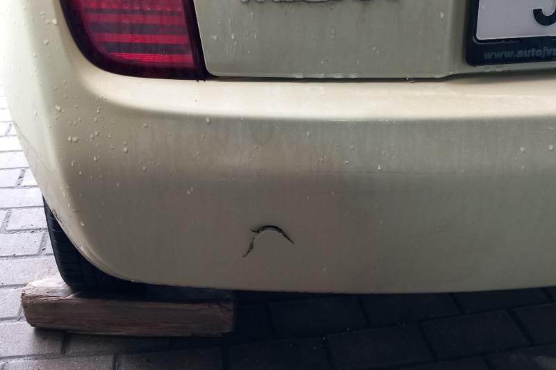 Photo gallery, a crack on the Nissan bumper