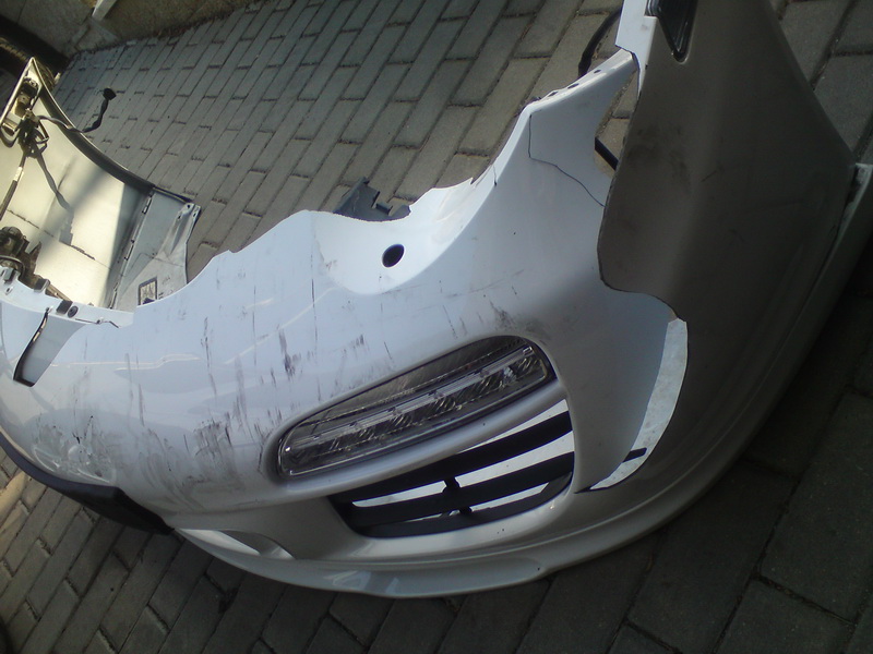 Poškozený nesvařitelný nárazník Porsche
