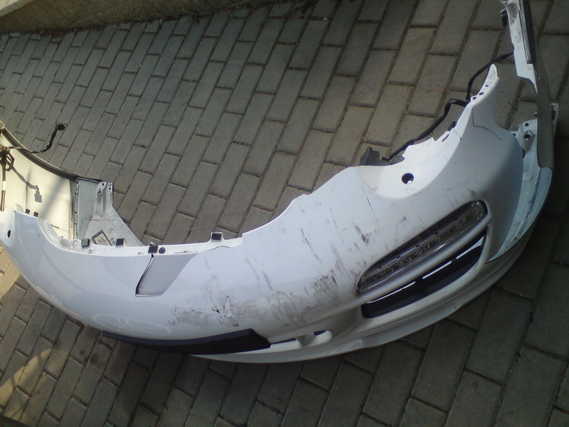 Poškozený nesvařitelný nárazník Porsche