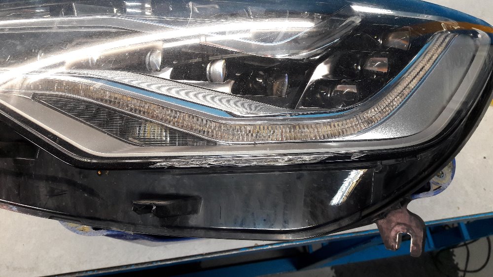 Oprava praskliny světla Audi