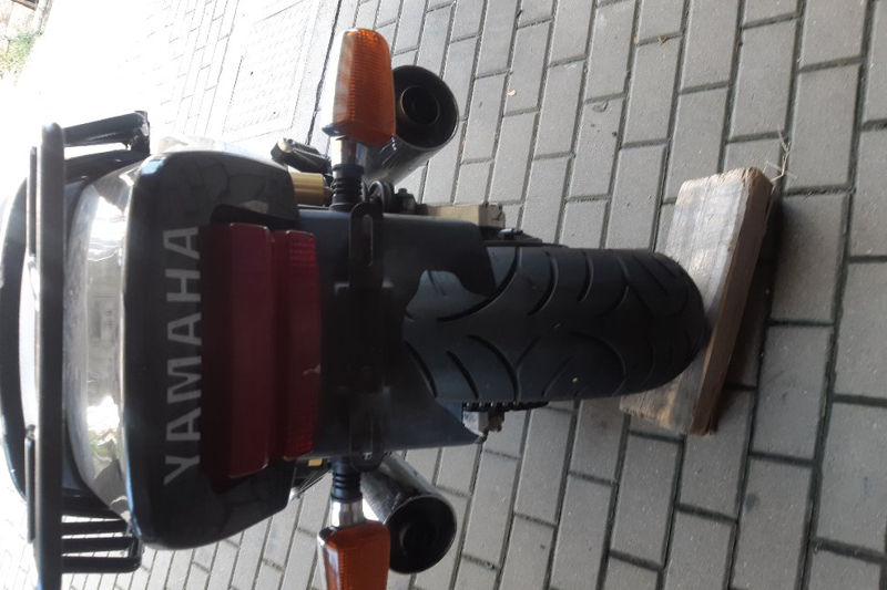 Zadní ulomený blatník na Yamaha XJR