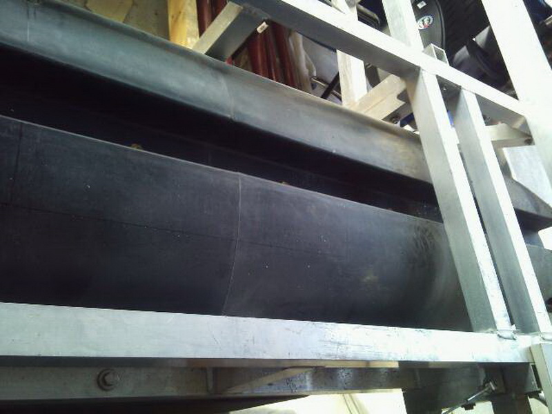 Zapasování kotevní šachty do plováku lodi
