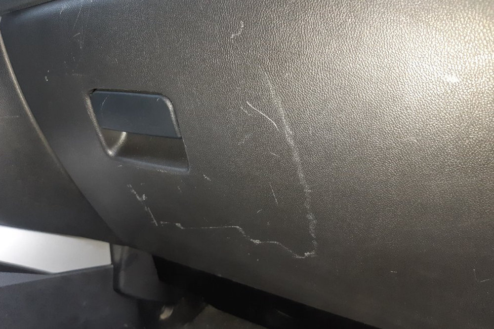 Photo gallery, repair of the scratched passenger case