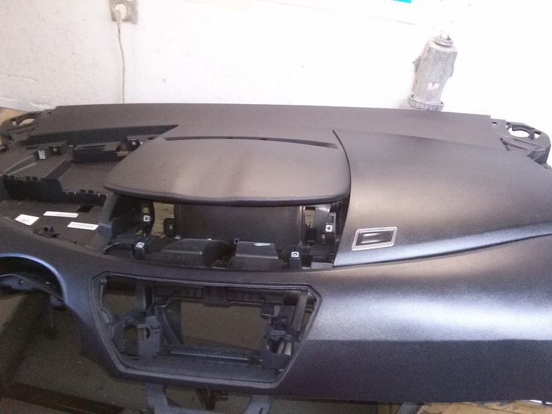 Oprava roztržené palubní desky Citroen Picasso od airbagu