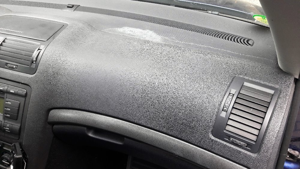 Odstranění podložky pod mobil na palubní desce Škoda Octavia II