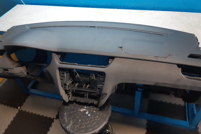 Detail opravy povrchu přístrojové desky Octavia III