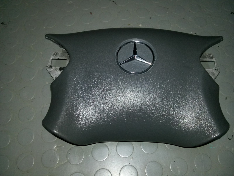 Fotogalerie, oprava roztrženého krytu airbagu Mercedes-Benz
