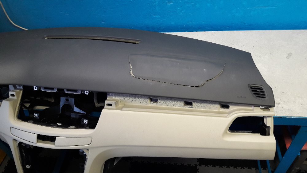 Oprava vystřelené palubní desky po airbagu