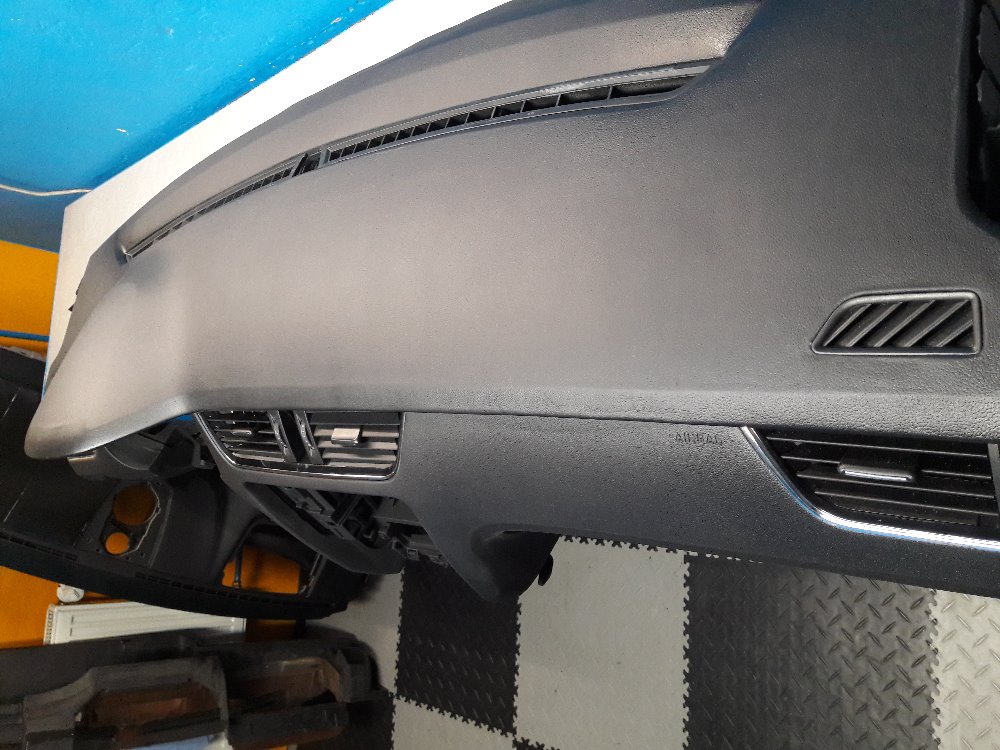Oprava roztržené přístrojové desky od airbagu