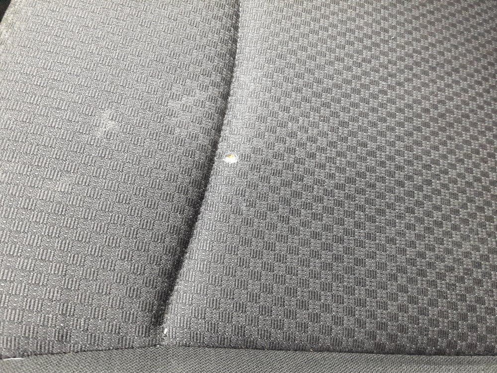 Propálená sedačka BMW, detail opravy