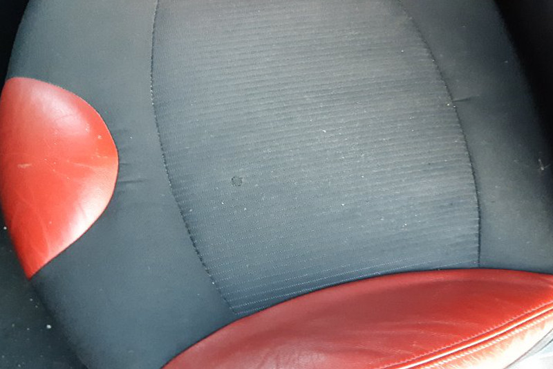 Detail opravy propálené sedačky Mini