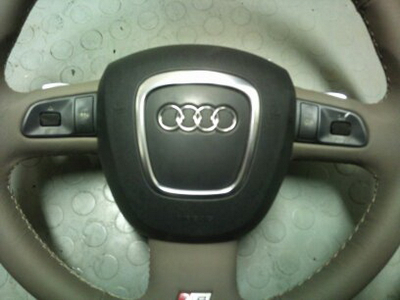 Fotogalerie, přebarvení středu volantu Audi A8