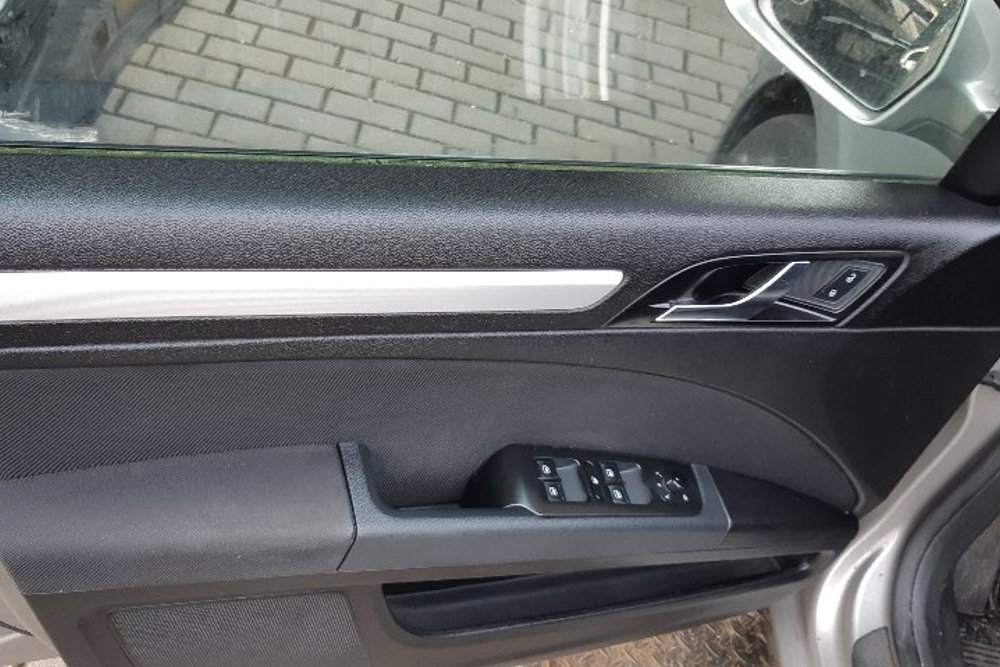Výplň dveří Škoda Superb, oprava promáčkliny od lokte