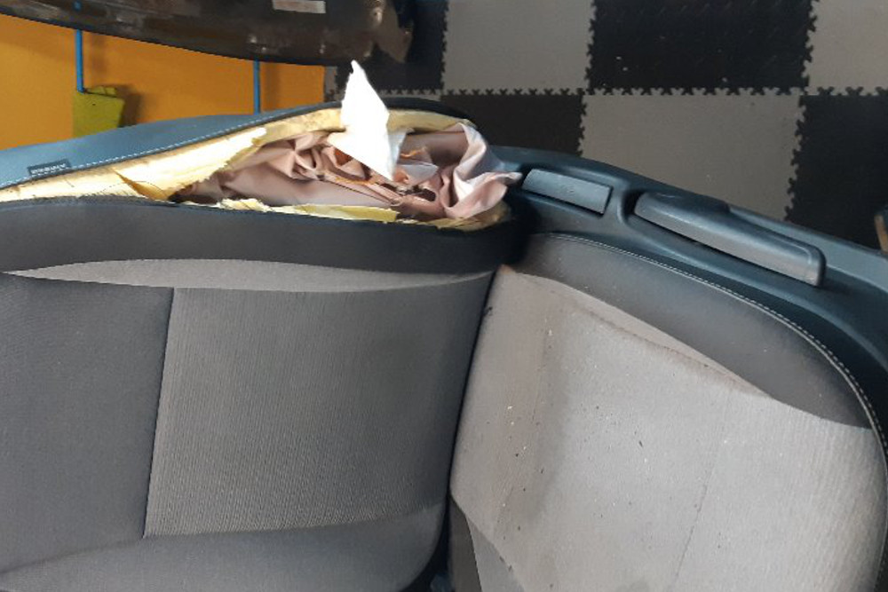 Oprava potahu sedadla po vystřeleném airbagu