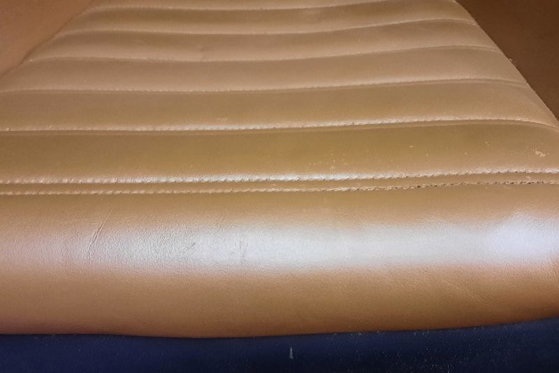 Oprava díry v kožené sedačce