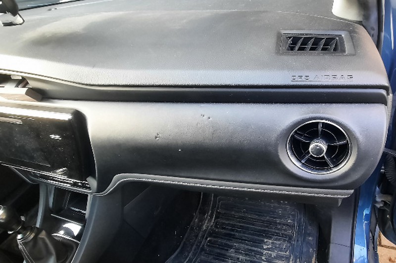 Poškozená palubní deska Toyota Auris