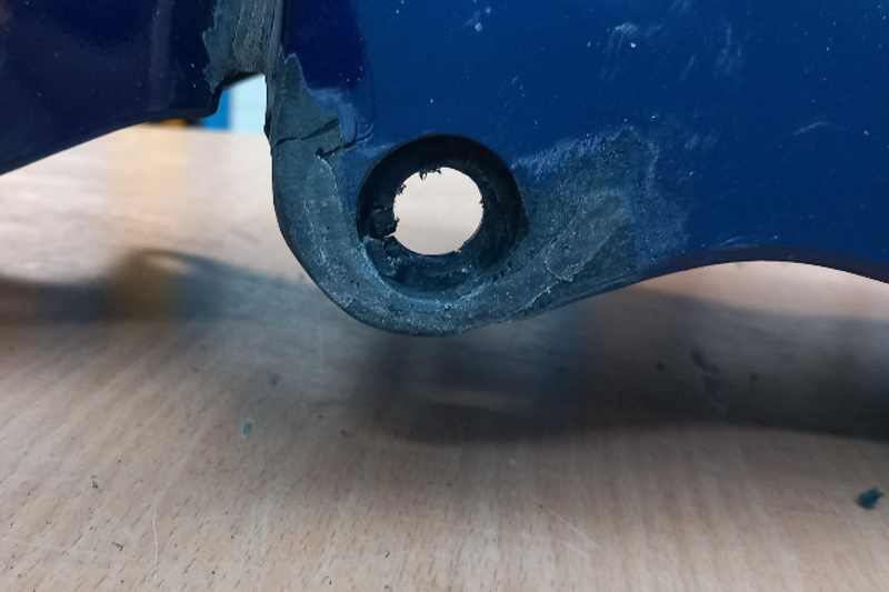 Repair of a broken eyelet at the fender