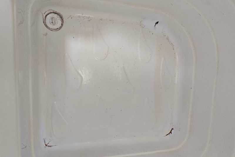 Repairing a cracked shower tray