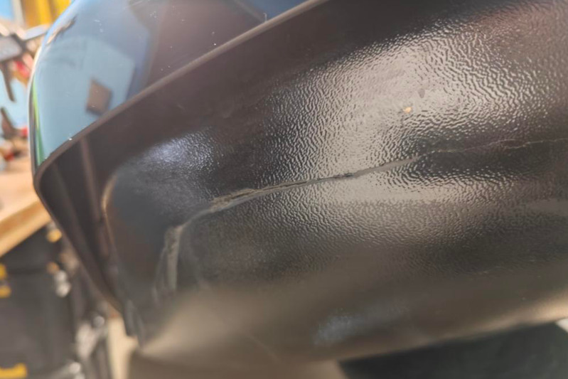 Photo gallery, crack in the bottom of the roof box