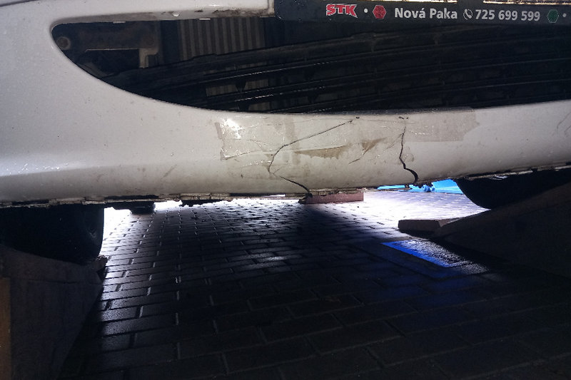 Fotogalerie,  prasklý spodek nárazníku Peugeot - svářením plastu
