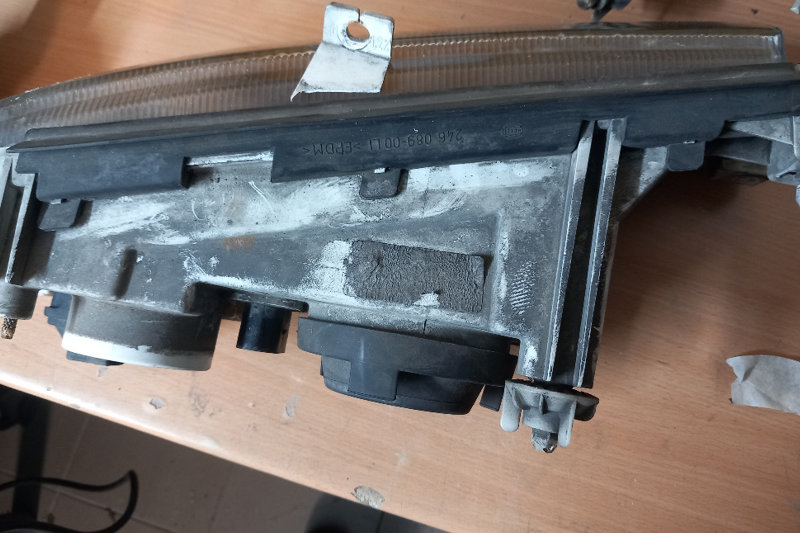 Fotogalerie,  autosvětlo - oprava ulomeného držáčku