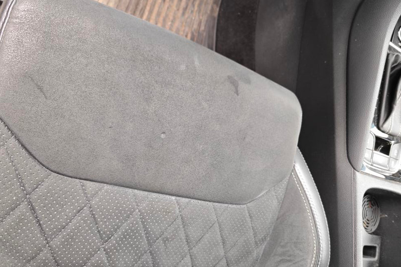 Fotogalerie,  autosedačka alcantara, propálení od cigarety