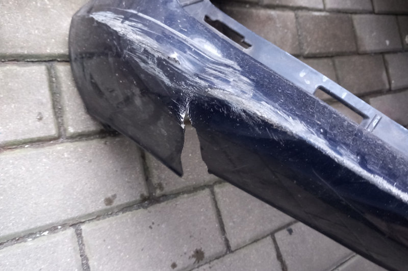 Fotogalerie, klasická prasklina nárazníku oprava svařením a začištěním