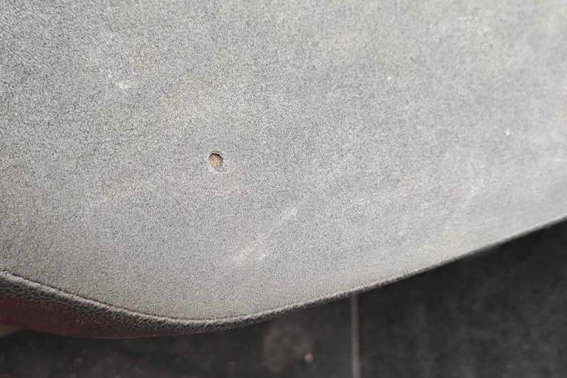 Fotogalerie, oprava sedačky Alcantara - propálení sedáku