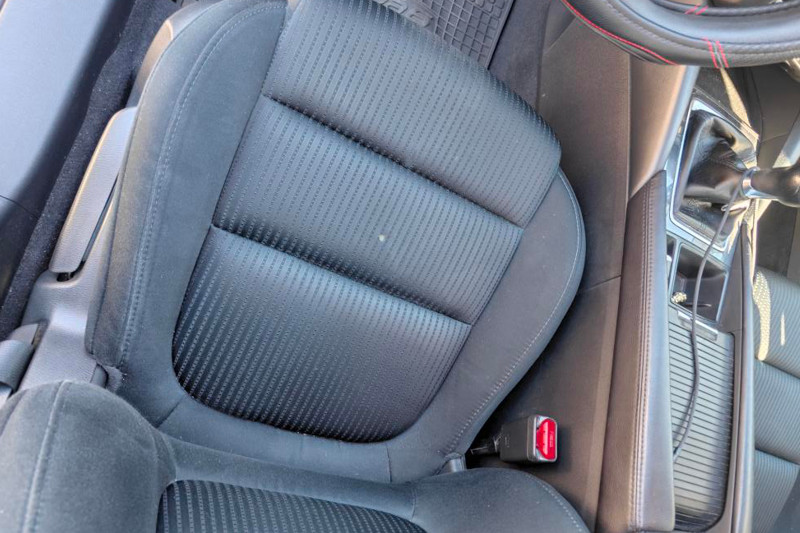 Fotogalerie, propálená autosedačka. detail opravy propálené autosedačky